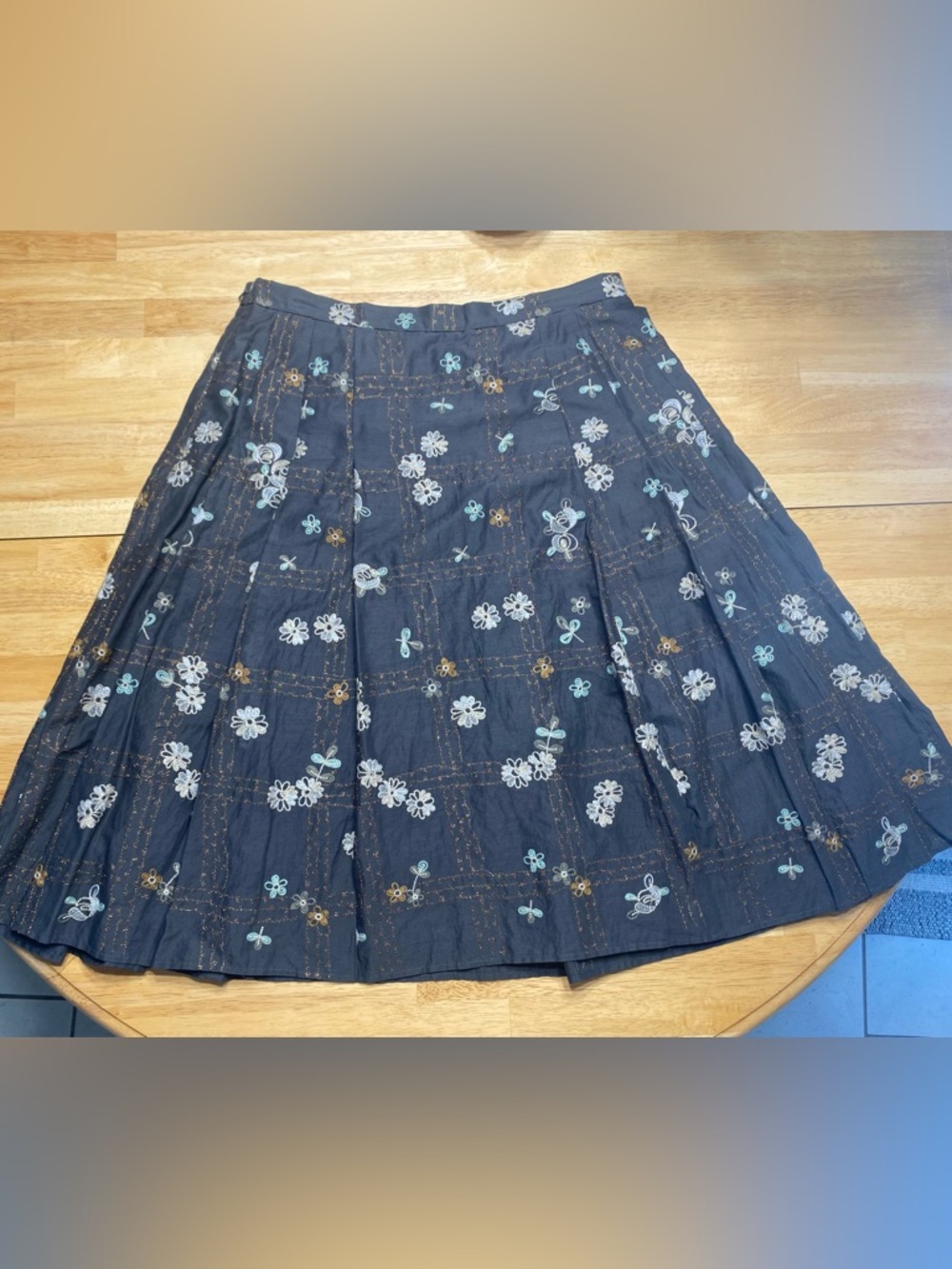 Anne Klein Gray Floral Embroidered Skirt Size 6 Knee Length 100% Cotton